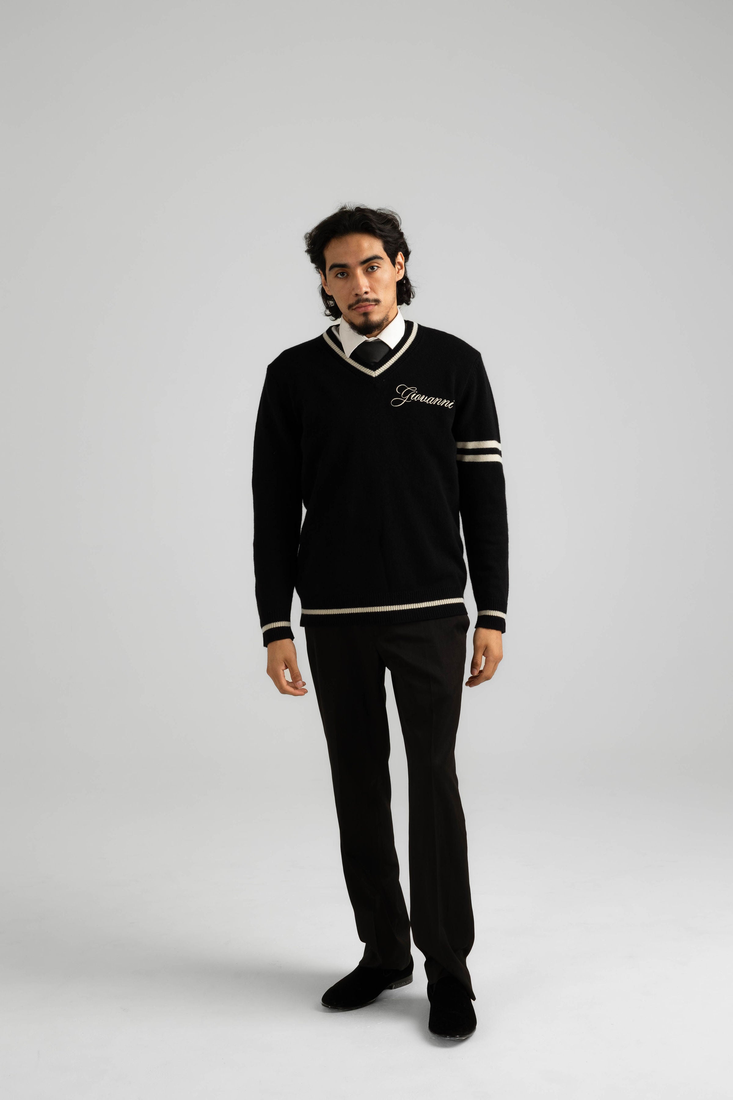 ITALIAN CASHMERE WOOL V-NECK SWEATER - BLACK