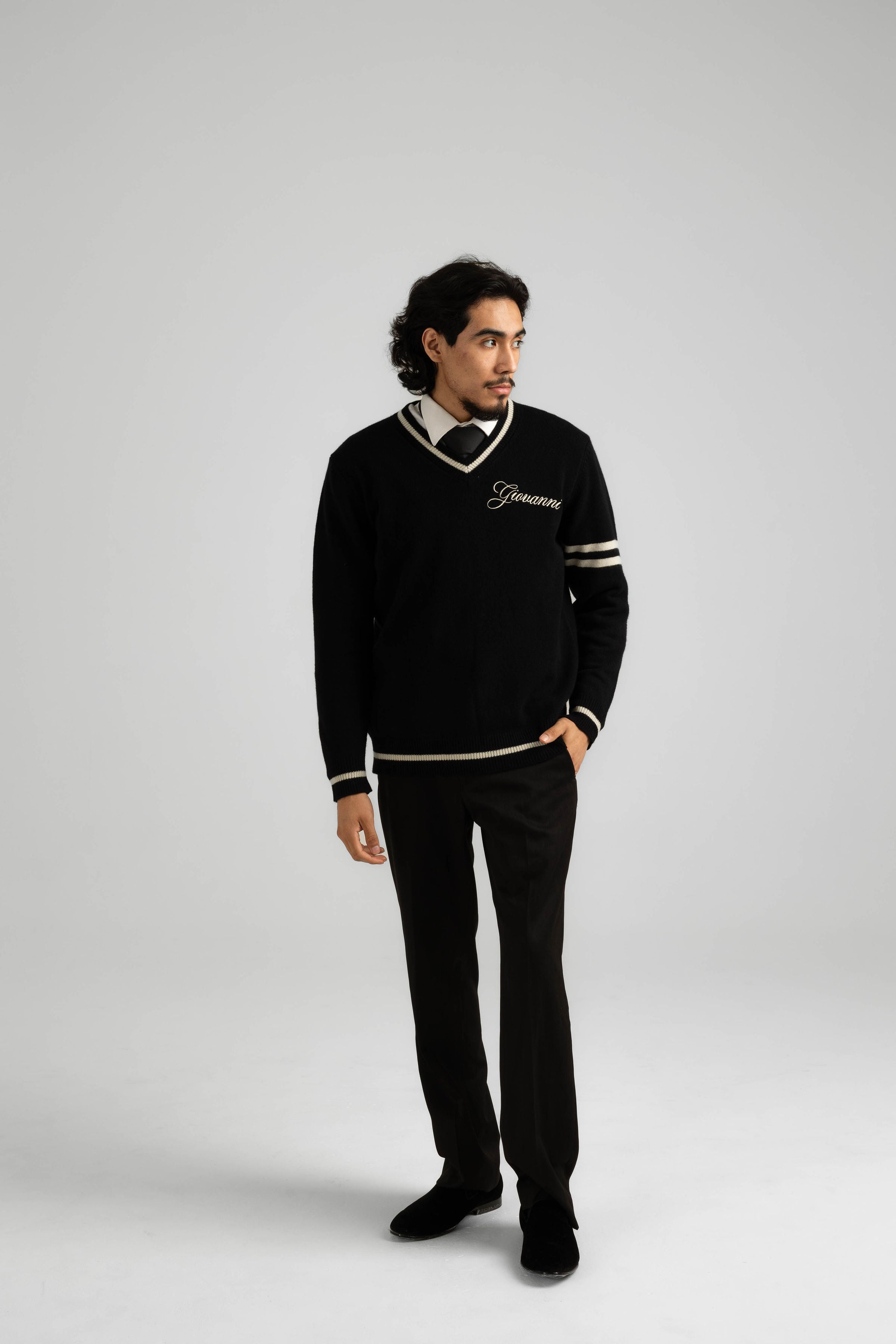 ITALIAN CASHMERE WOOL V-NECK SWEATER - BLACK