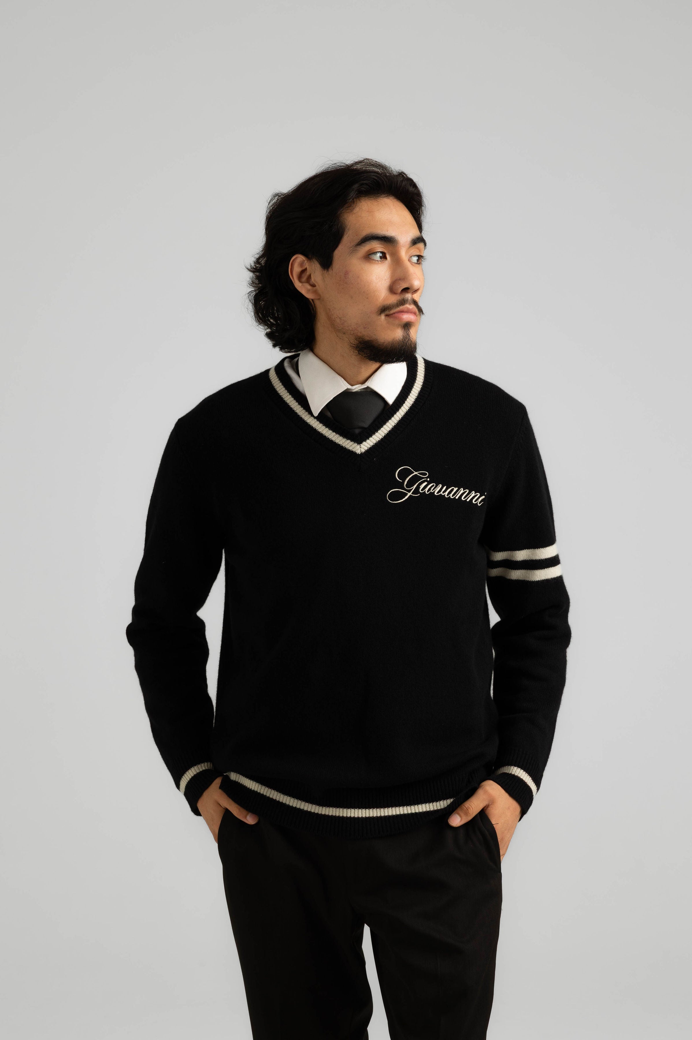 ITALIAN CASHMERE WOOL V-NECK SWEATER - BLACK