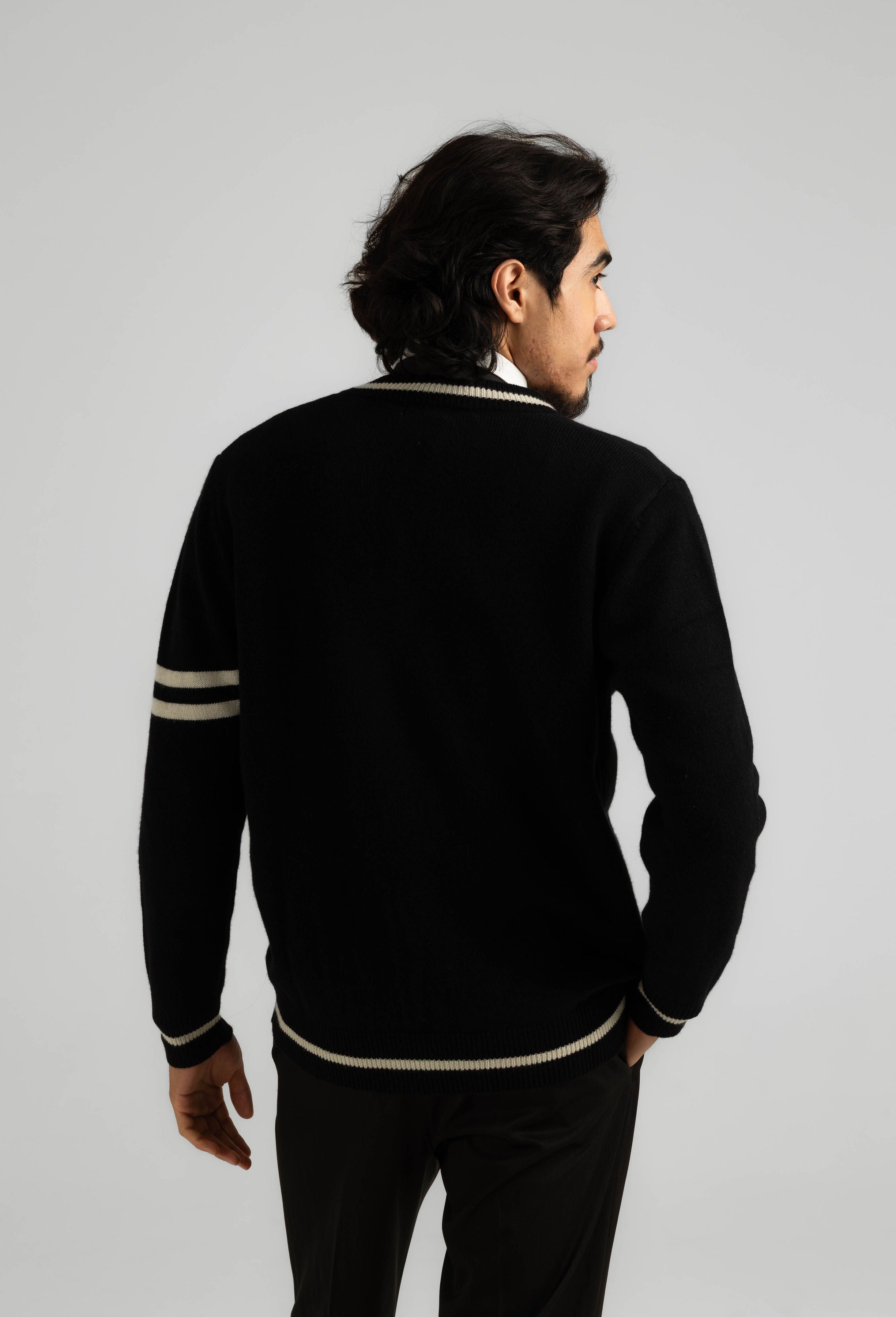 ITALIAN CASHMERE WOOL V-NECK SWEATER - BLACK