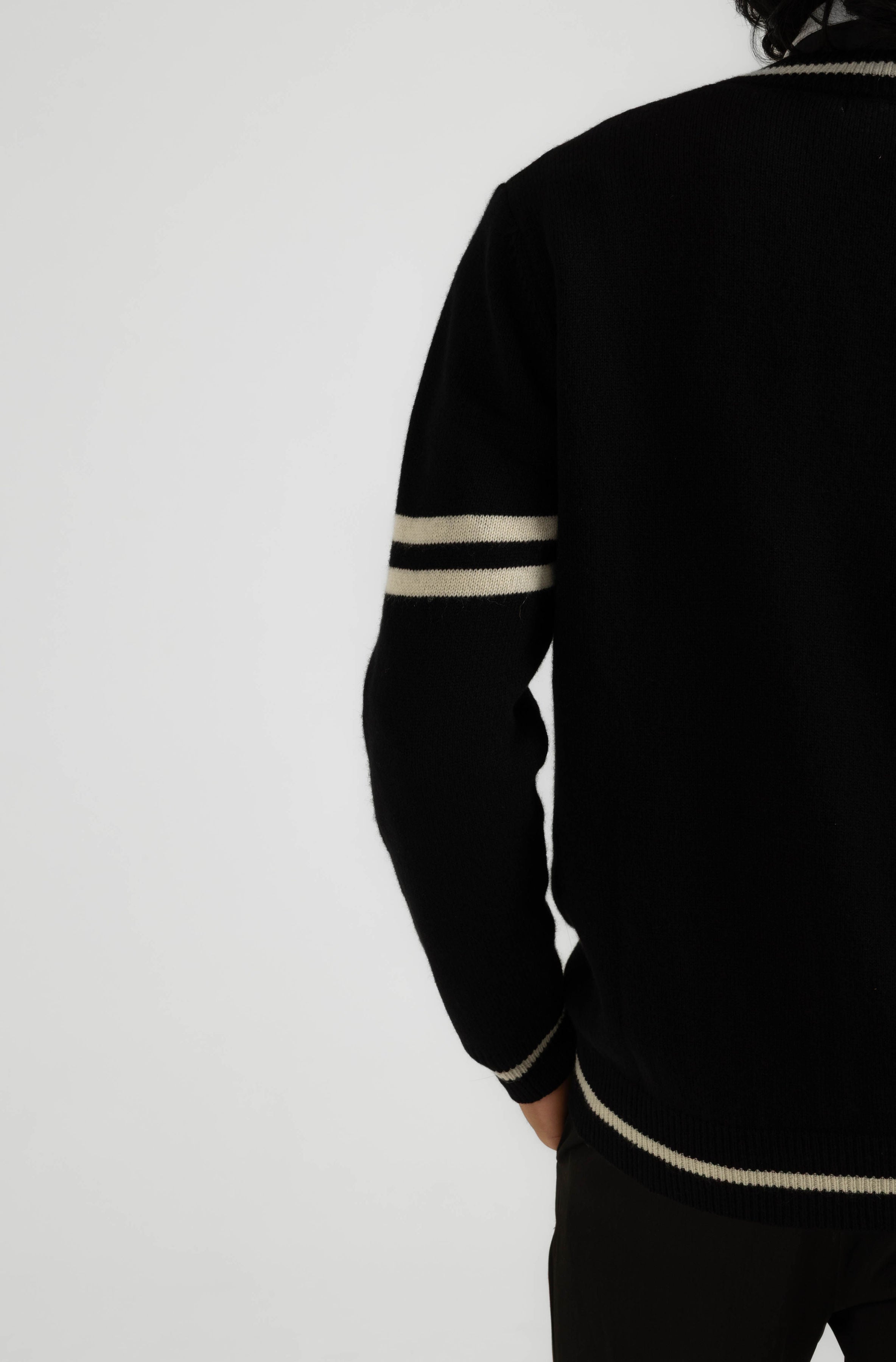ITALIAN CASHMERE WOOL V-NECK SWEATER - BLACK