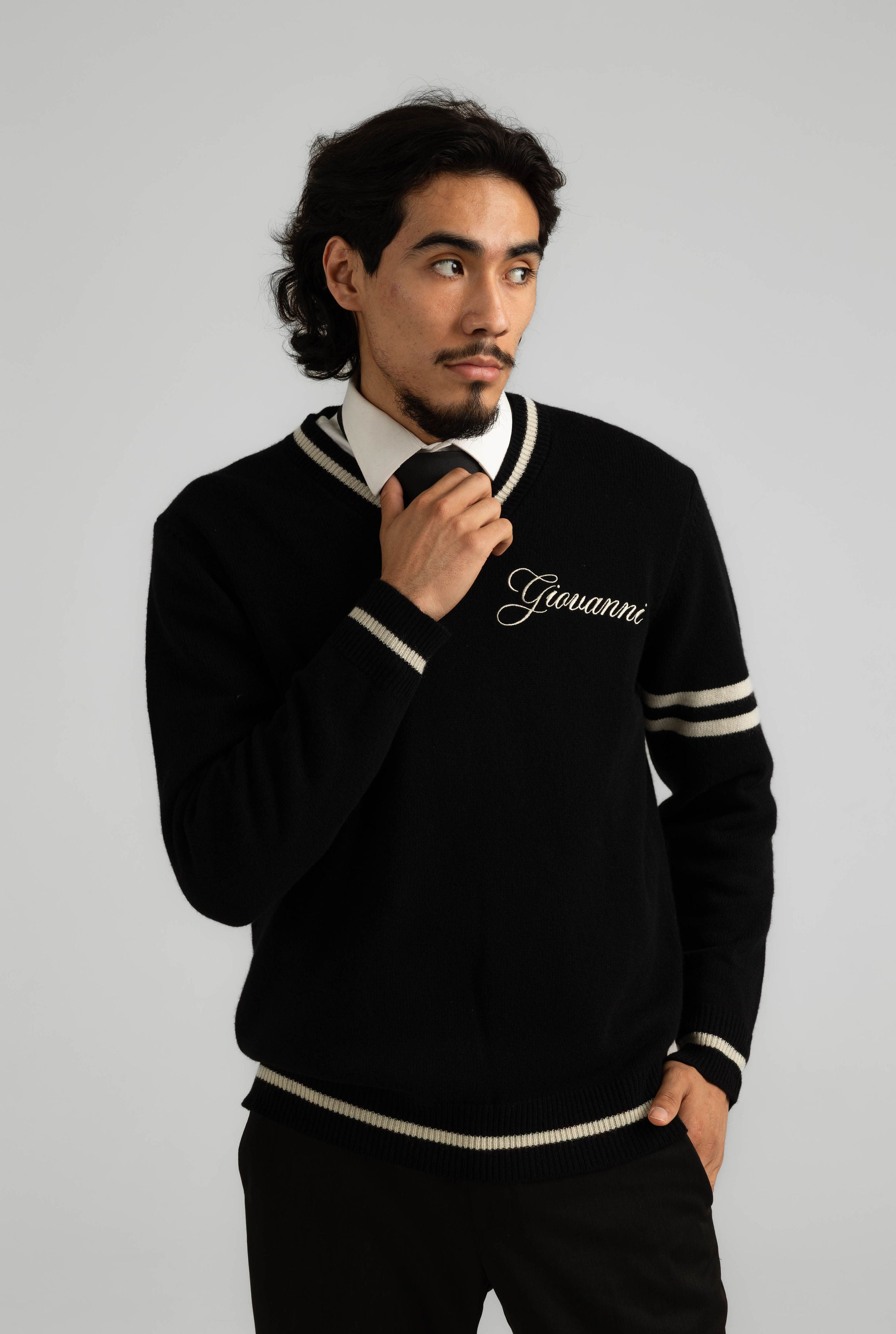 ITALIAN CASHMERE WOOL V-NECK SWEATER - BLACK
