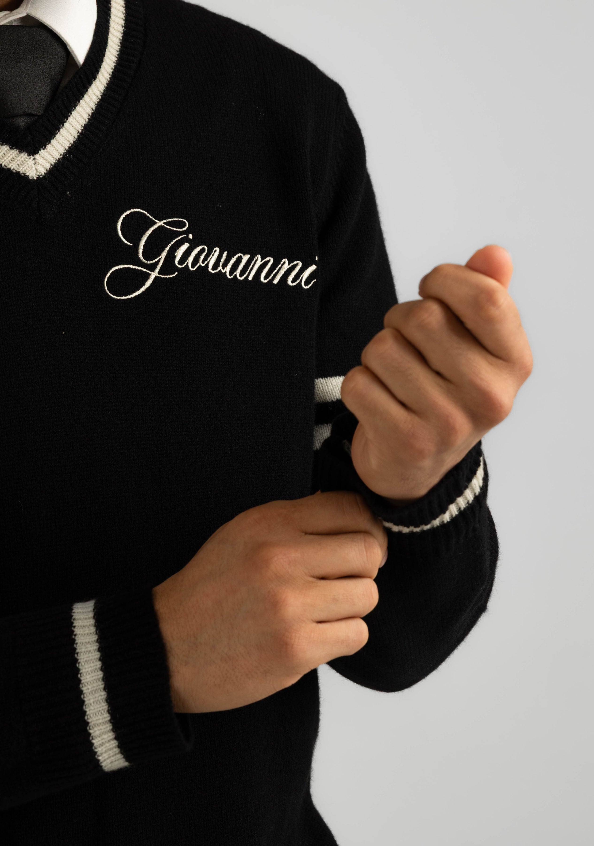 ITALIAN CASHMERE WOOL V-NECK SWEATER - BLACK