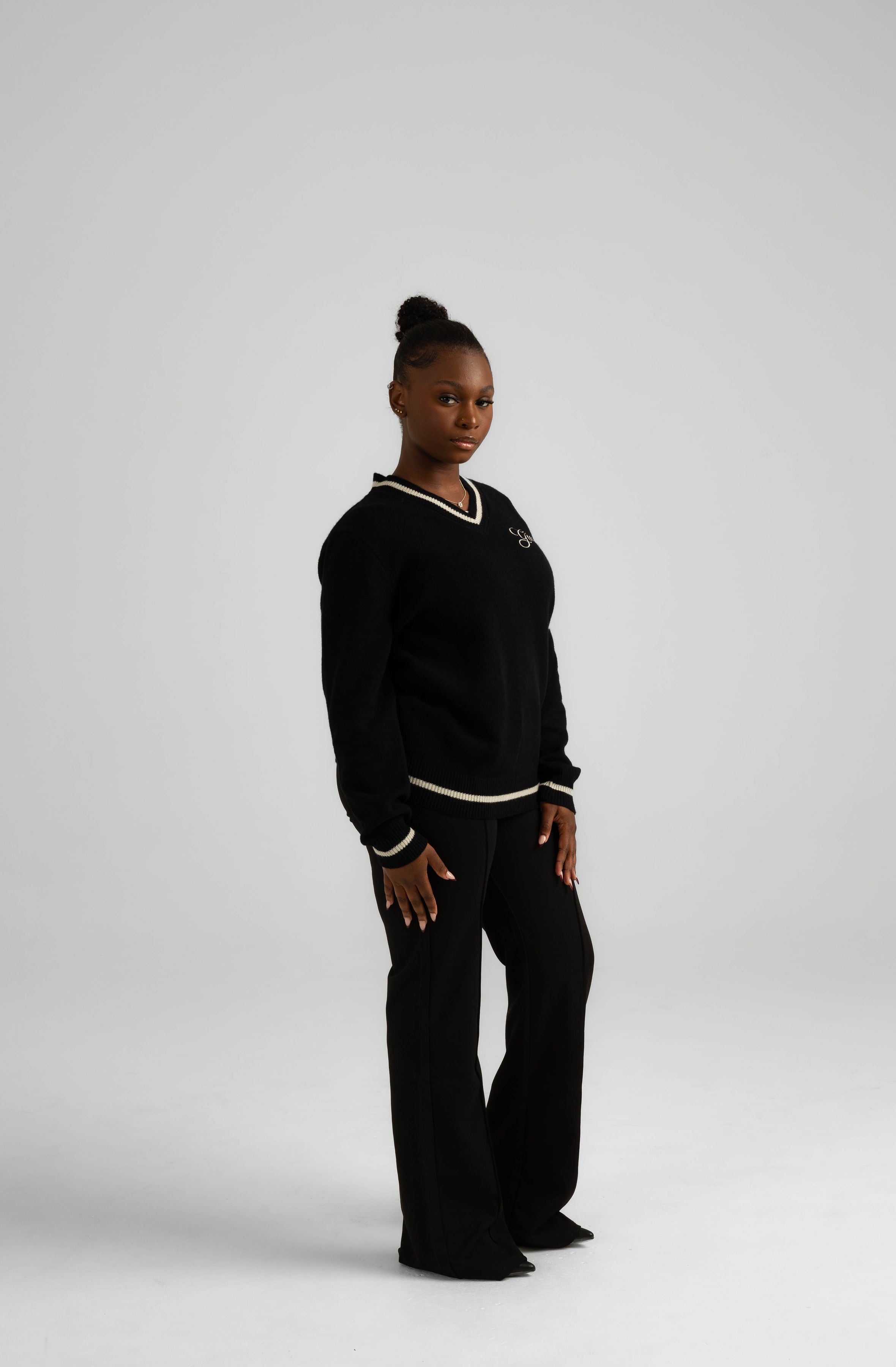 ITALIAN CASHMERE WOOL V-NECK SWEATER - BLACK