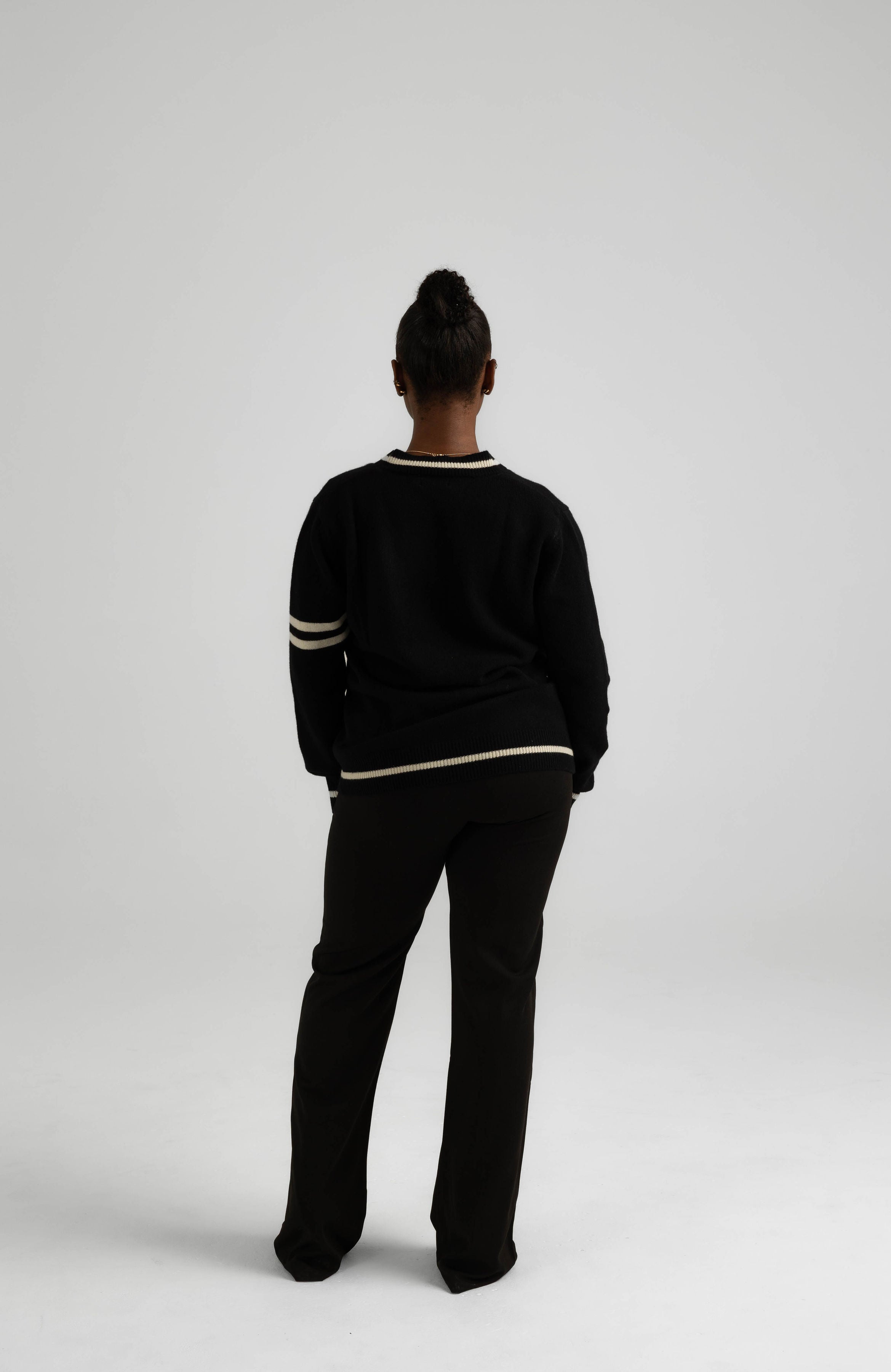 ITALIAN CASHMERE WOOL V-NECK SWEATER - BLACK