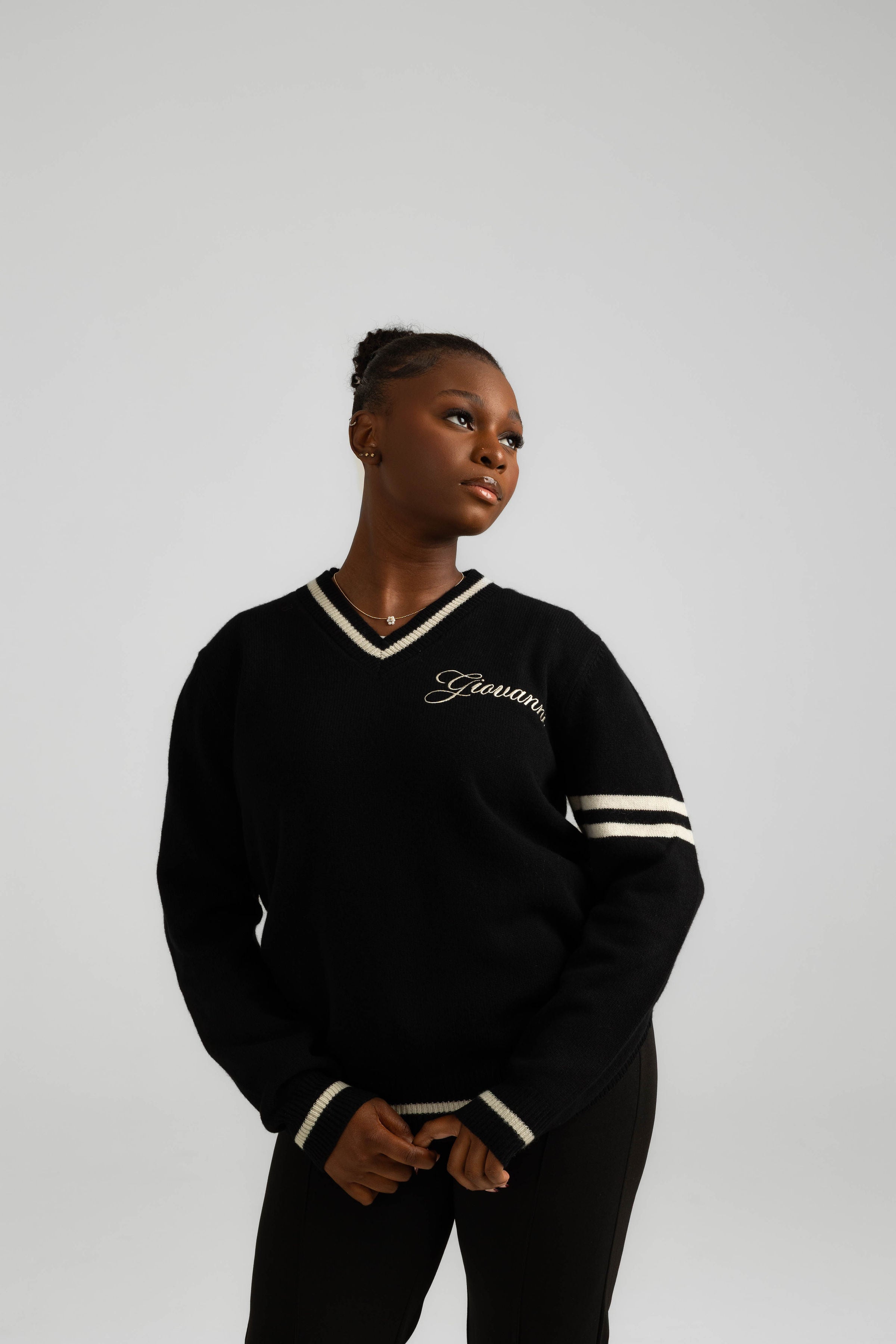 ITALIAN CASHMERE WOOL V-NECK SWEATER - BLACK