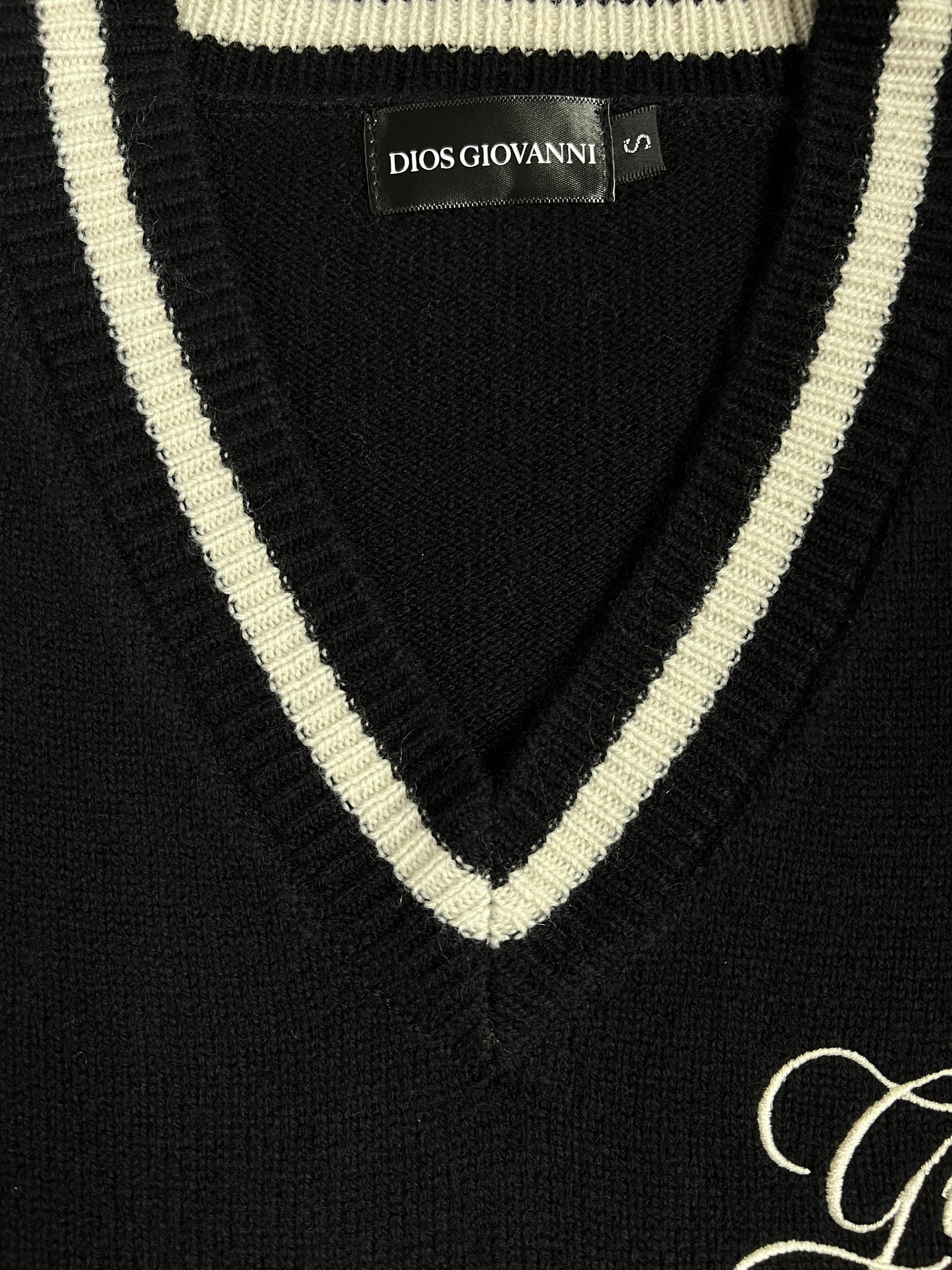 CASHMERE WOOL V-NECK SWEATER - BLACK & CREAM