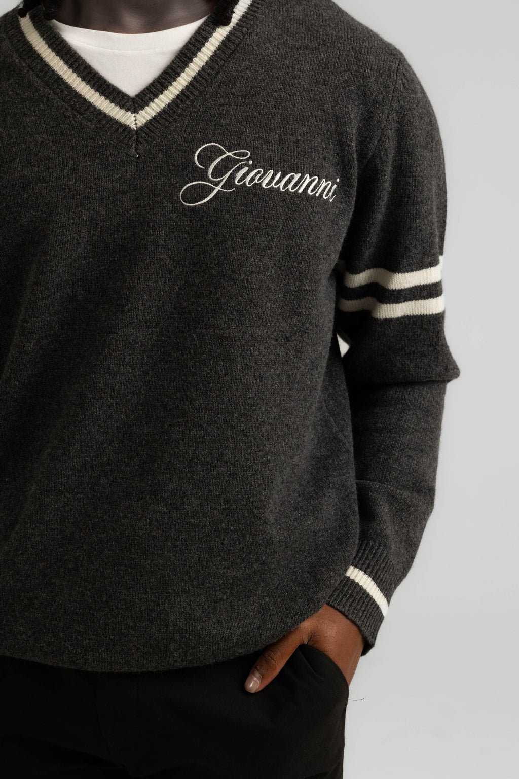 ITALIAN CASHMERE WOOL V-NECK SWEATER - CHARCOAL