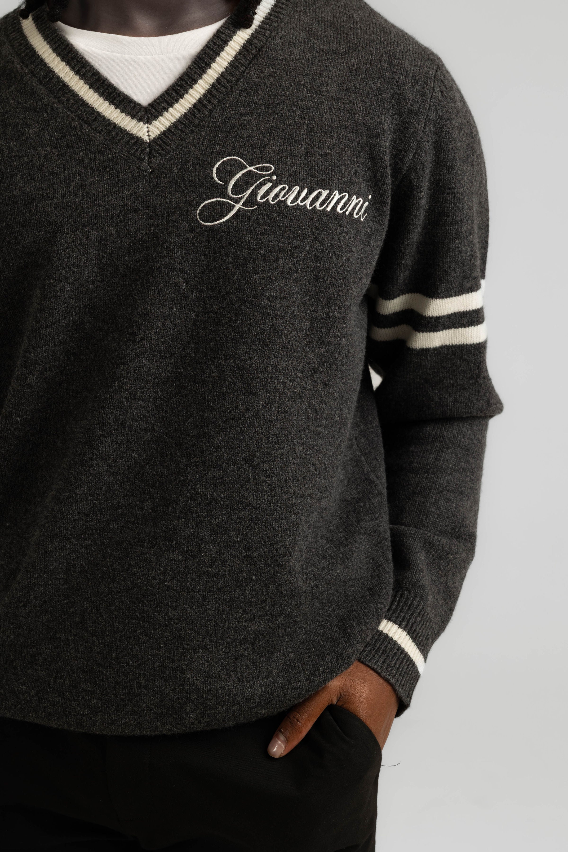 ITALIAN CASHMERE WOOL V-NECK SWEATER - CHARCOAL