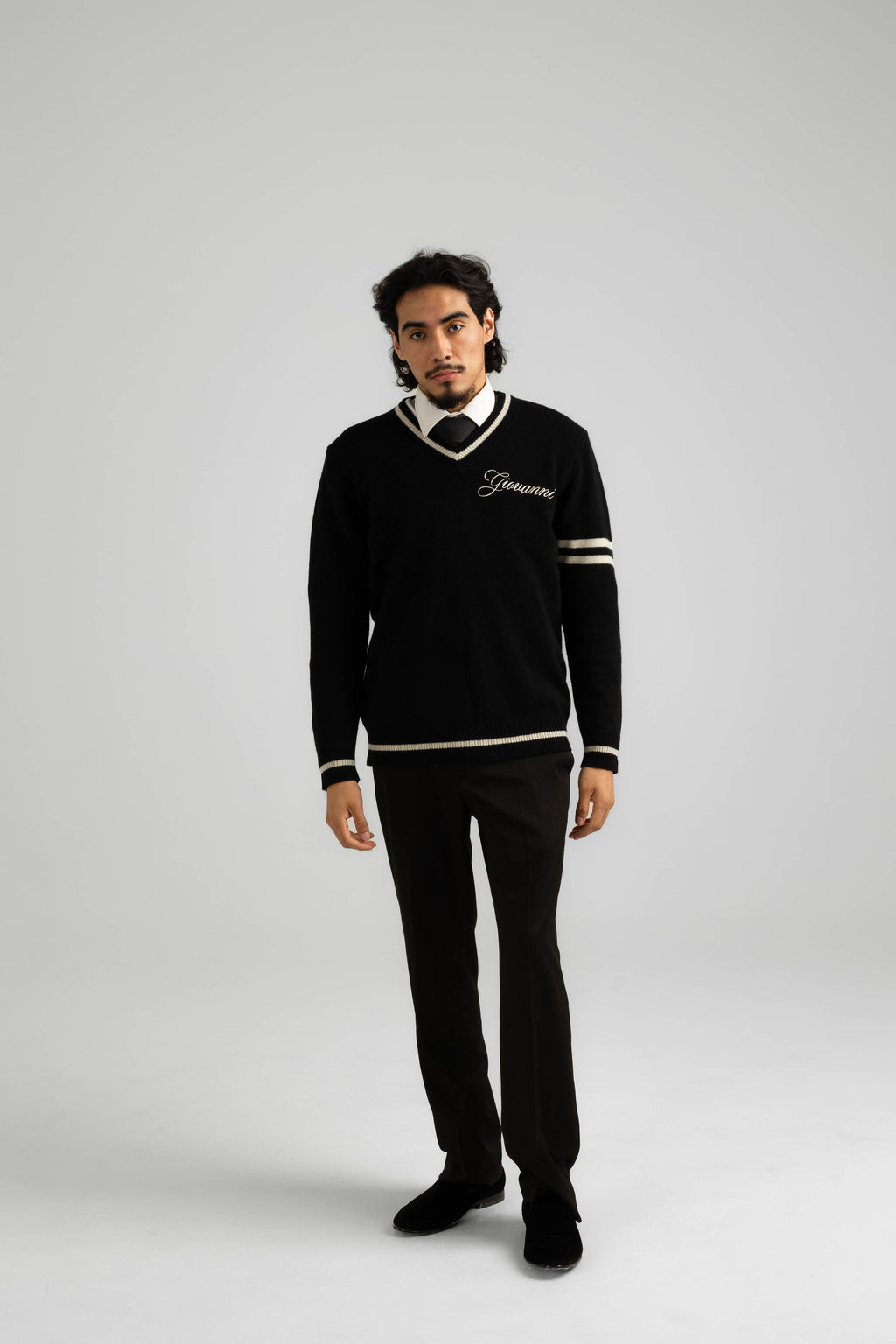 ITALIAN CASHMERE WOOL V-NECK SWEATER - BLACK