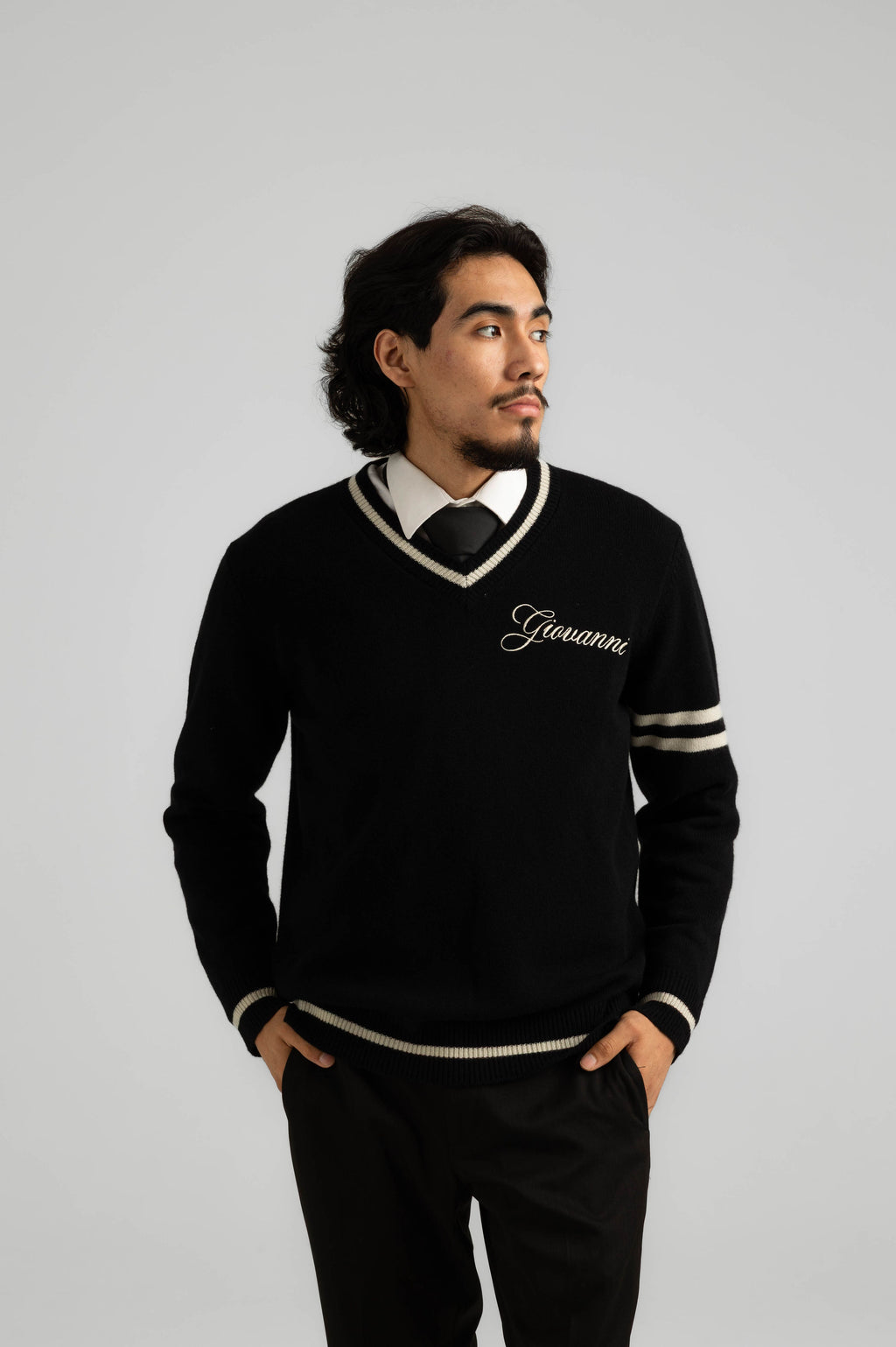 ITALIAN CASHMERE WOOL V-NECK SWEATER - BLACK
