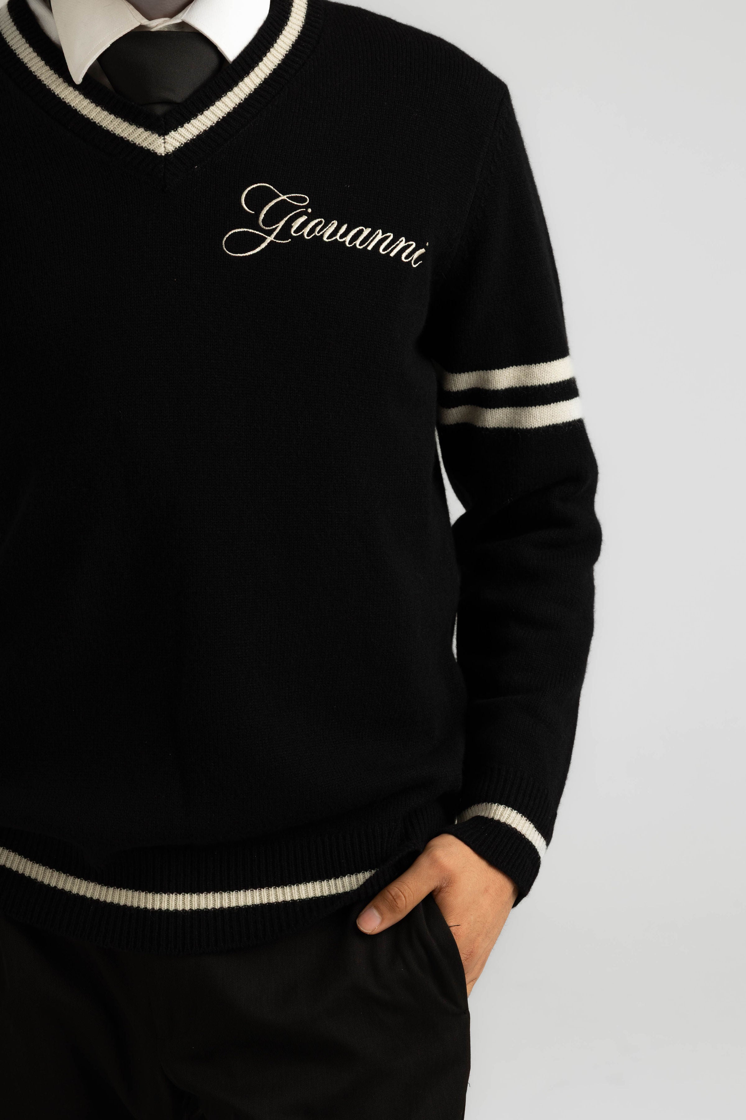 ITALIAN CASHMERE WOOL V-NECK SWEATER - BLACK