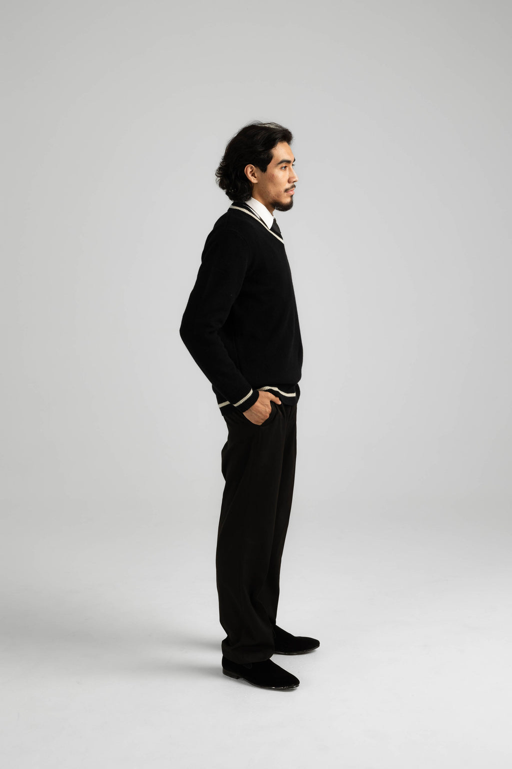 ITALIAN CASHMERE WOOL V-NECK SWEATER - BLACK