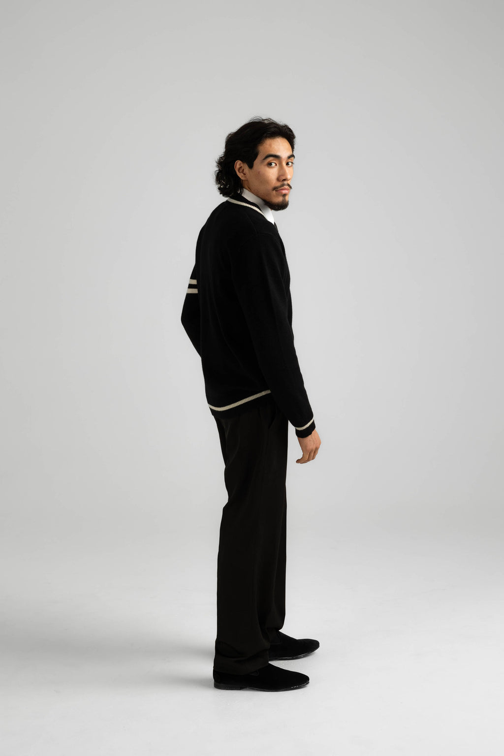 ITALIAN CASHMERE WOOL V-NECK SWEATER - BLACK
