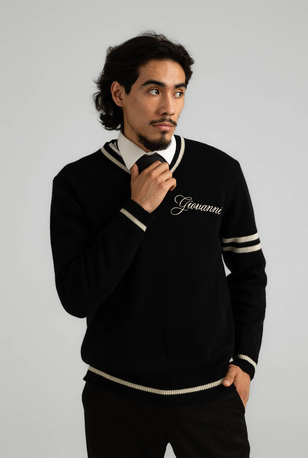 ITALIAN CASHMERE WOOL V-NECK SWEATER - BLACK