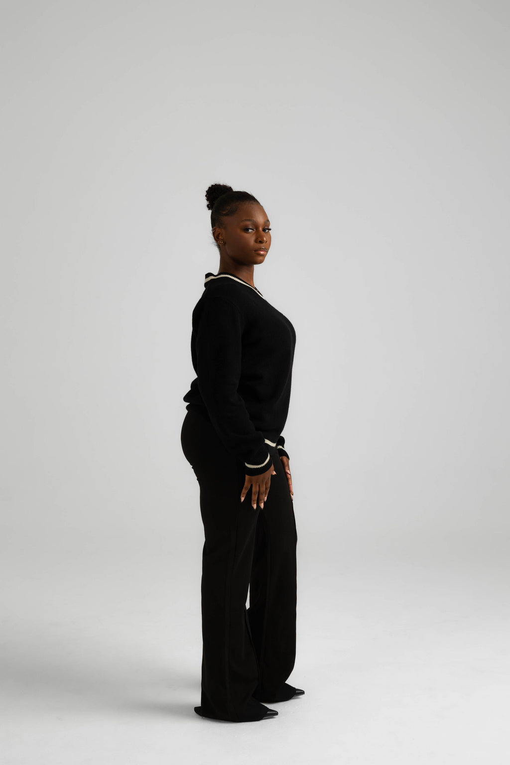 ITALIAN CASHMERE WOOL V-NECK SWEATER - BLACK
