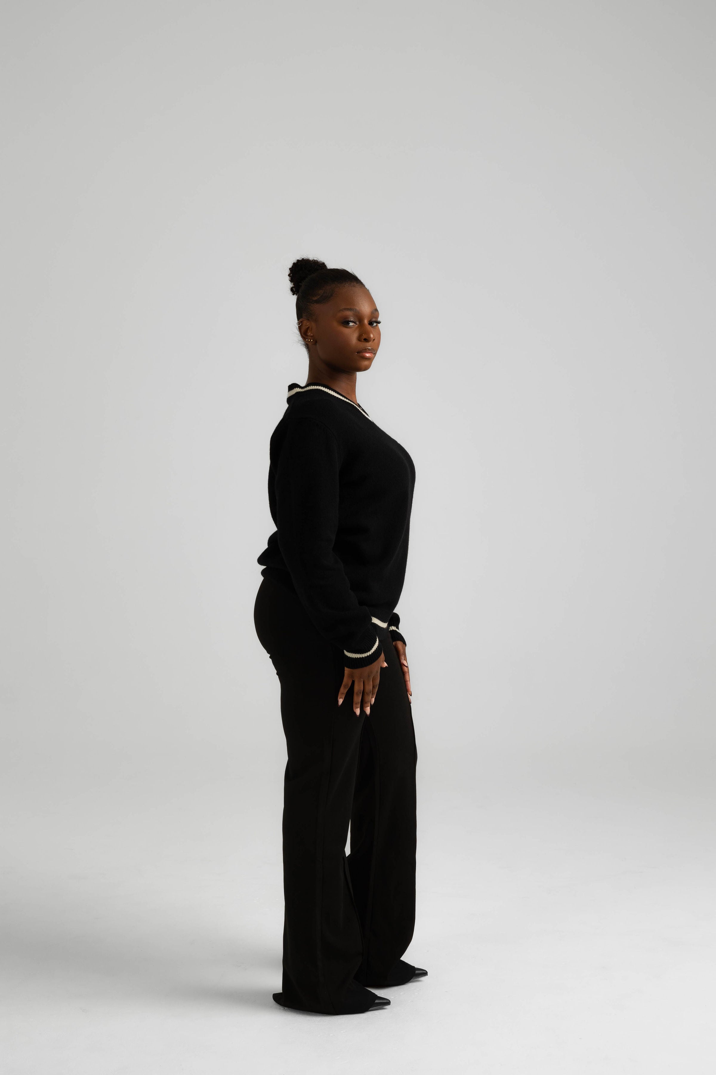 ITALIAN CASHMERE WOOL V-NECK SWEATER - BLACK