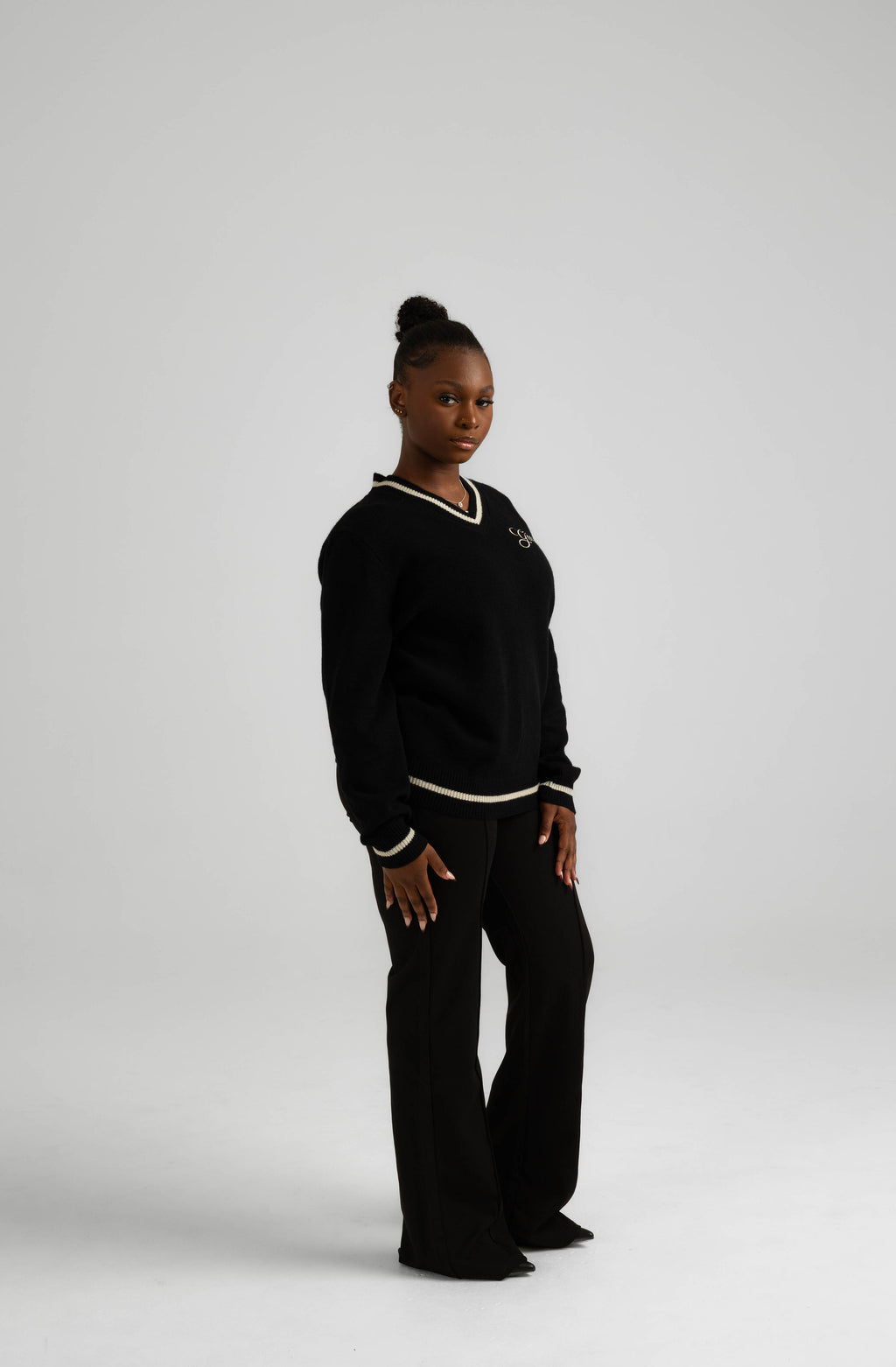 ITALIAN CASHMERE WOOL V-NECK SWEATER - BLACK