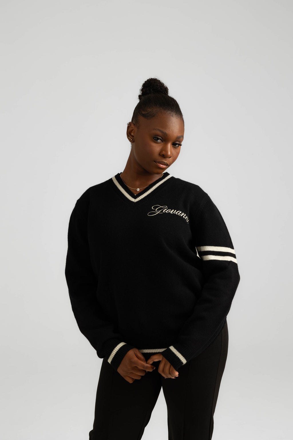 ITALIAN CASHMERE WOOL V-NECK SWEATER - BLACK